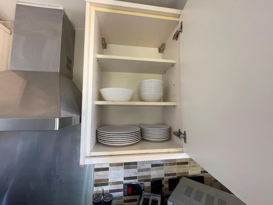 Lovely Two Bed Flat Londen Buitenkant foto