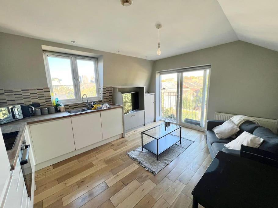 Lovely Two Bed Flat Londen Buitenkant foto