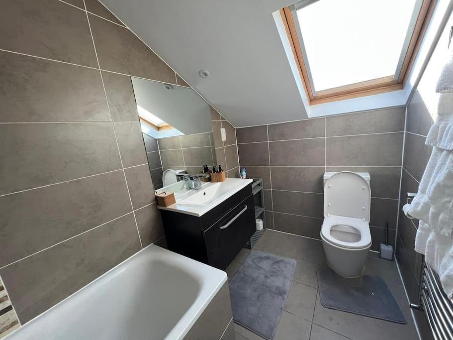 Lovely Two Bed Flat Londen Buitenkant foto