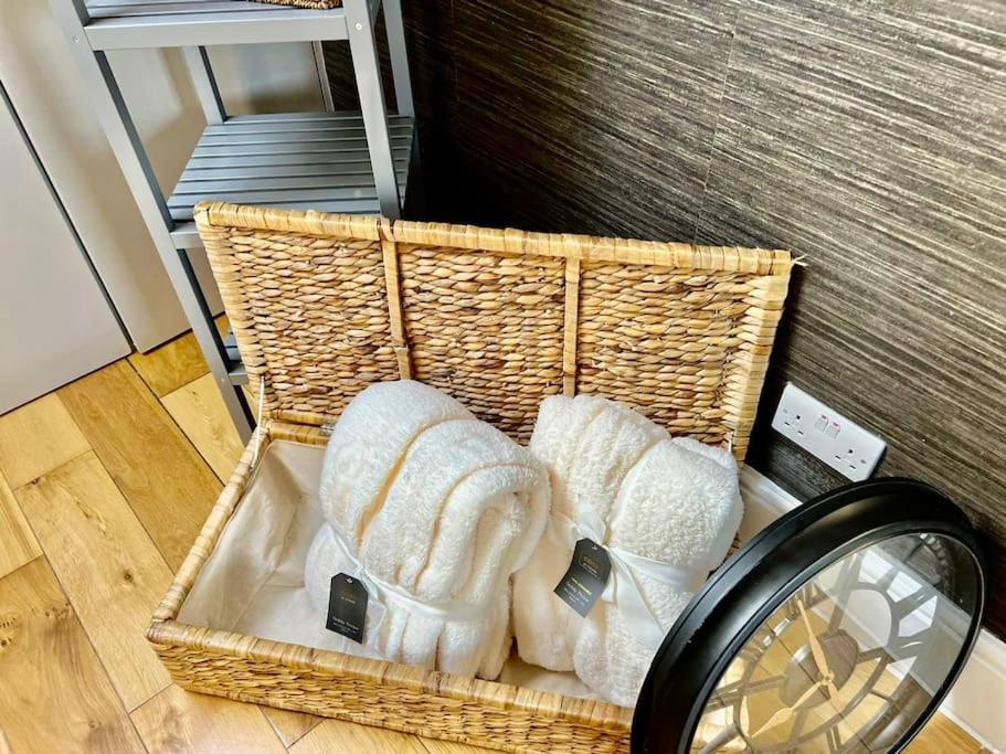 Lovely Two Bed Flat Londen Buitenkant foto