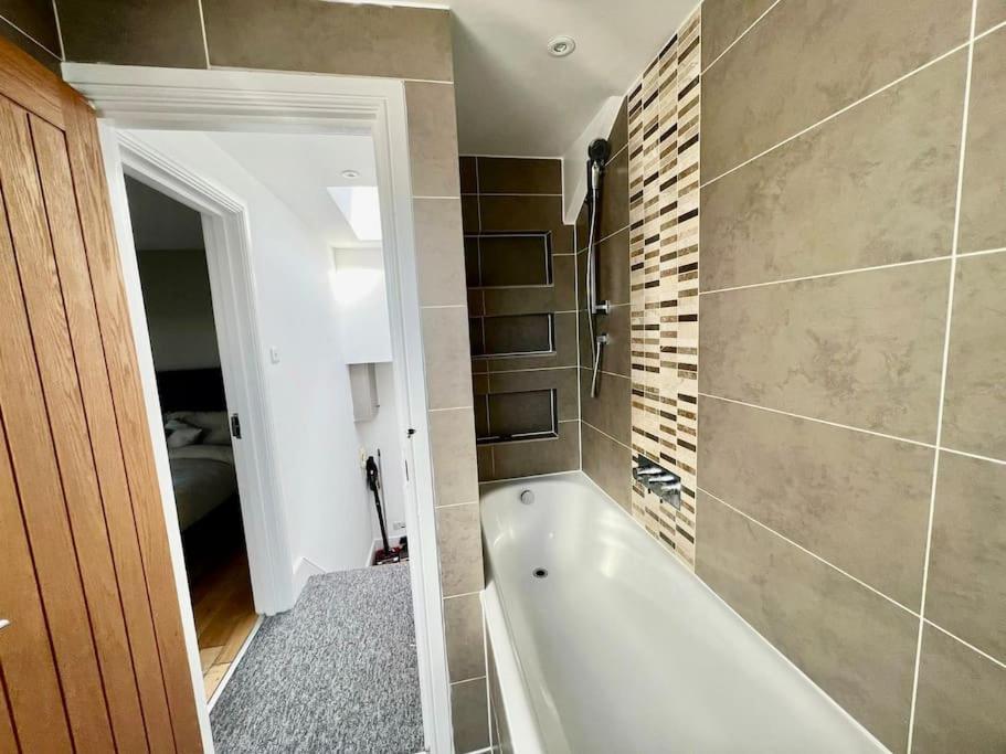 Lovely Two Bed Flat Londen Buitenkant foto