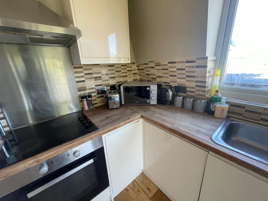 Lovely Two Bed Flat Londen Buitenkant foto